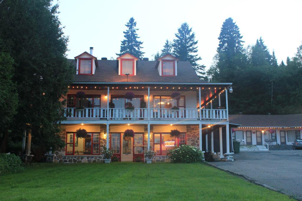 Motel Des Pays D'En Haut Val-David Exterior foto