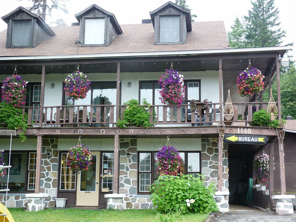 Motel Des Pays D'En Haut Val-David Exterior foto