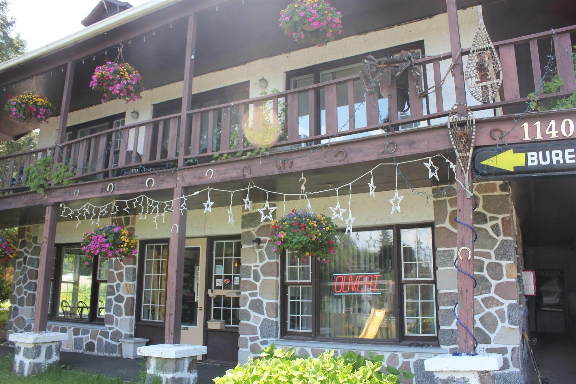 Motel Des Pays D'En Haut Val-David Exterior foto