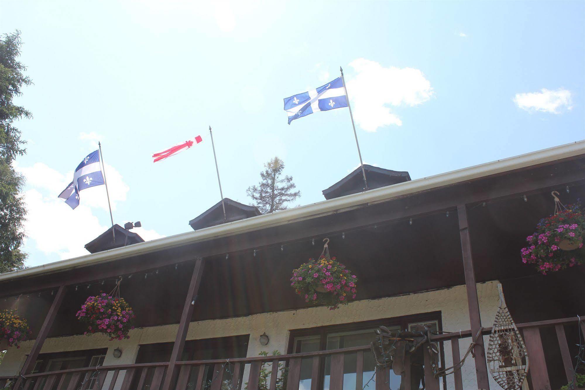 Motel Des Pays D'En Haut Val-David Exterior foto
