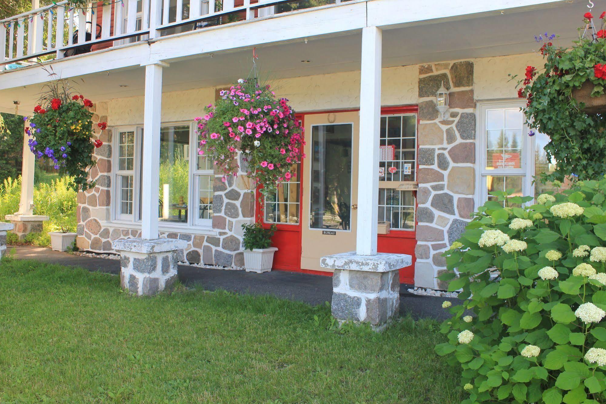 Motel Des Pays D'En Haut Val-David Exterior foto