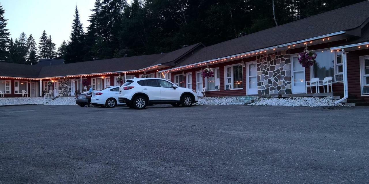 Motel Des Pays D'En Haut Val-David Exterior foto
